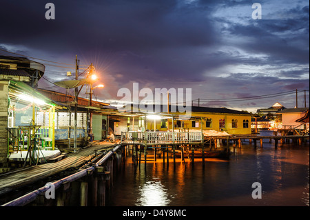 Les maisons sur pilotis de Kampung Ayer quartier, Bandar Seri Bengawan, Brunei, Asie Banque D'Images