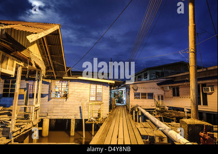 Les maisons sur pilotis de Kampung Ayer quartier, Bandar Seri Bengawan, Brunei, Asie Banque D'Images