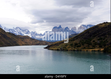 Le Massif de Torres del Paine à la recherche du sud à travers le Lac Pehoe. Banque D'Images