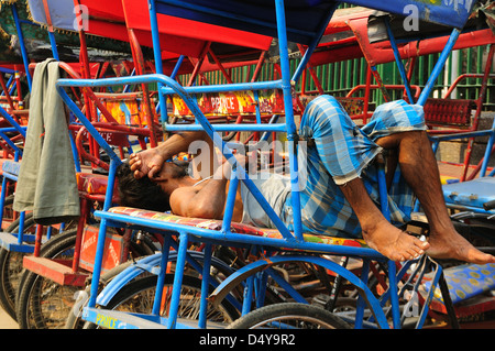 Rickshaw Man resting in Paharganj, New Delhi Banque D'Images