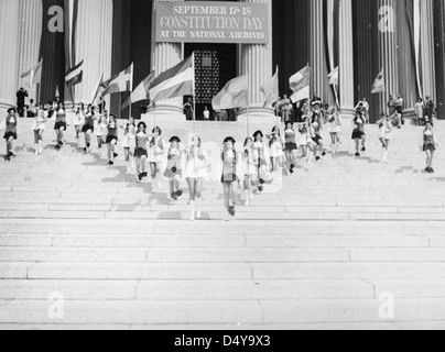 Photographie des colons de la Marche de Jefferson High School qui se sont mis en scène sur les marches du bâtiment des Archives nationales le jour de la Constitution, 1974. Banque D'Images