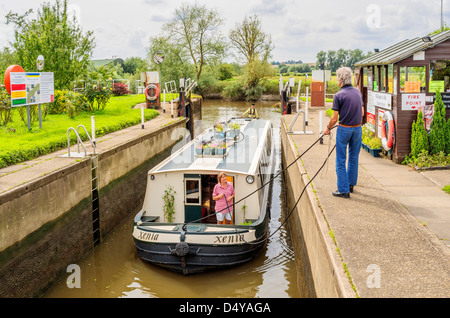 Navigation dans la serrure entre la rivière Severn et de la rivière Avon tewksbury gloucestershire Banque D'Images