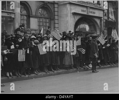 Les foules se rassemblent à New York pour assister au défilé du célèbre 369th Infantry Regiment, connu à l'origine sous le nom de 15th New York, une unité afro-américaine distinguée pendant la première Guerre mondiale Banque D'Images