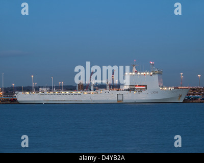Auxiliaire de la Flotte royale landing ship Mounts Bay à quai à Southampton Hampshire England UK début de soirée Banque D'Images