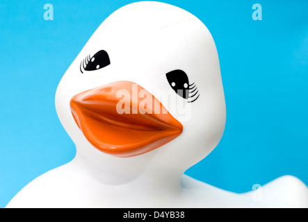 Un canard en caoutchouc blanc isolé sur un fond bleu clair Banque D'Images