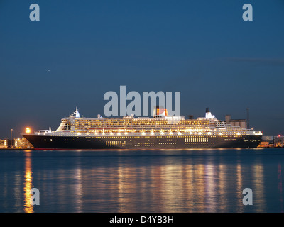 La Cunard paquebot Queen Mary 2 Queen Elizabeth accosté au terminal 2 Southampton Hampshire England UK Banque D'Images