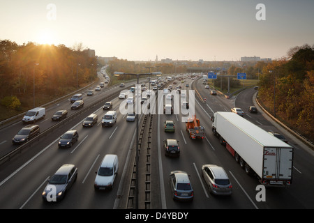 Berlin, Allemagne, la circulation de l'heure de pointe sur l'autoroute A 100 Banque D'Images