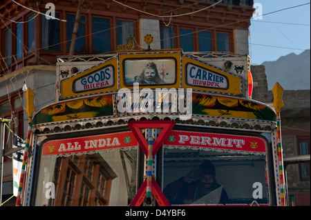 Un chauffeur de poids lourds et à Leh Ladakh, Jammu-et-Cachemire, l'Inde du Nord. Banque D'Images