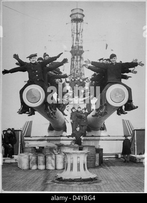 Des breloques et des pistolets. Une scène à bord de l'URSS Le Texas, juste de retour des eaux étrangères, montrant les 'gobes' en appréciant un peu de plaisir sur les gros canons Banque D'Images