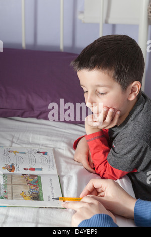 Mère enfant à lire Banque D'Images