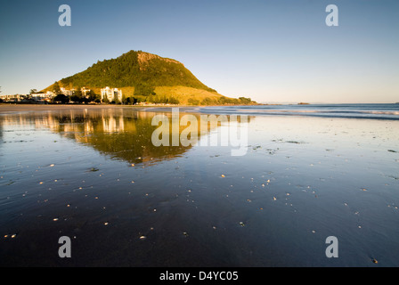 Réflexions sur la plage de Mount Maunganui, Nouvelle-Zélande Banque D'Images