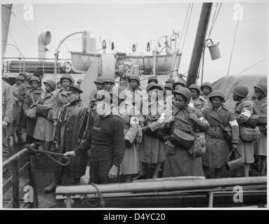 Les infirmières de l'armée américaine, récemment arrivées, font la queue de leur navire alors qu'il se rentrait dans le port de Greenock, en Écosse, au Théâtre européen des opérations. Banque D'Images