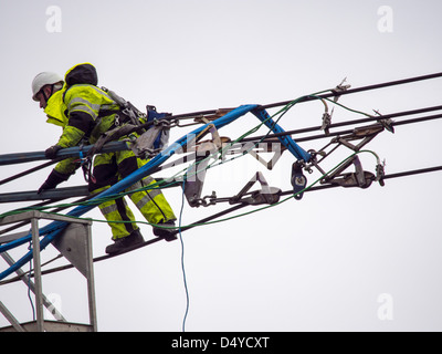 Remplacement des anciens ouvriers d'isolants sur un câble d'alimentation haute tension à Barrow sur soar, Leicesterhsire, UK. Banque D'Images