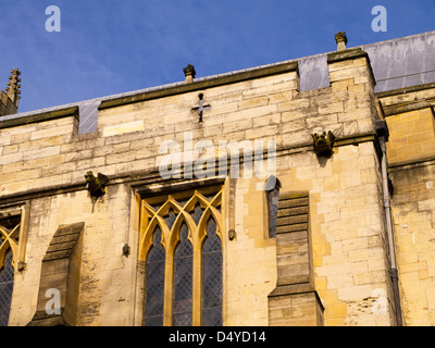 L'extérieur de la cathédrale de Ripon dans Yorkshire du Nord est une structure magnifique qui a attiré les fidèles depuis des siècles pour cette petite ville Banque D'Images