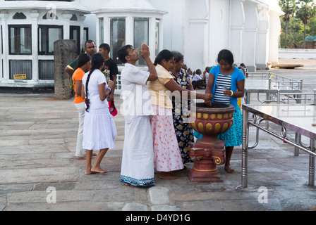 Sri Lanka, pèlerins sri-lankais priant au temple de Ruwanweli Seya Dagoba Banque D'Images