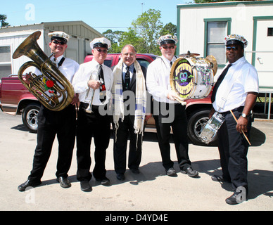 [Katrina] Baton Rouge, LA, le 10 avril 2006 - Dans le milieu de l'Uptown Strutters Band est le Rabbin Barry Weinstein Banque D'Images