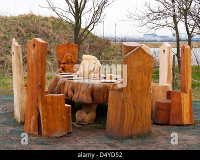 Sculpture en bois Thé du Chapelier fou à la RSPB Saltholme wildlife reserve et parc de découverte Banque D'Images