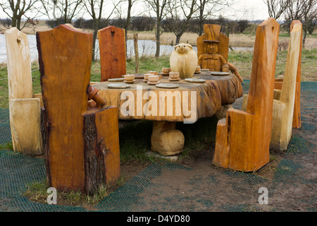 Sculpture en bois Thé du Chapelier fou à la RSPB Saltholme wildlife reserve et parc de découverte Banque D'Images