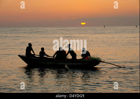 6 mars, 2013 à Cap-Haïtien, Haïti - 6 mars 2013, Cap Haïtien, Haïti - Fisherman partir en mer à l'aube à Cap-Haïtien, Haïti. La pêche en Haïti se sont effondrées en raison de la surpêche et le déboisement des mangroves qui a privé les zones de reproduction de poissons, un problème de nombreux organismes de développement cherchent à régler en soutenant les efforts de sensibilisation à l'environnement et de subsistance de remplacement en Haïti. (Crédit Image : © David Snyder/ZUMAPRESS.com) Banque D'Images