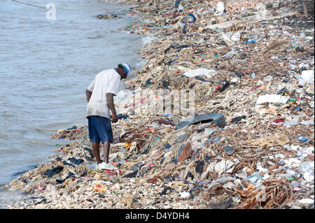 4 mars 2013 - Côte des Arcadins, Haïti - le 4 mars 2013, la Côte des Arcadins, Haïti - une corbeille remplie de rivage à côté de l'animation du marché du charbon de l'Arcahaie en Côte des Arcadins, Haïti. L'environnement d'Haïti a été systématiquement et gravement dégradée au fil des décennies d'abus. (Crédit Image : © David Snyder/ZUMAPRESS.com) Banque D'Images