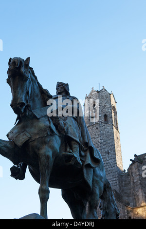 Statue équestre de Ramon Berenguer III à cheval, quartier gothique, Barcelone, Espagne. Banque D'Images