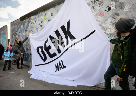 Berlin, Allemagne, la démonstration pour la préservation de la East Side Gallery Banque D'Images