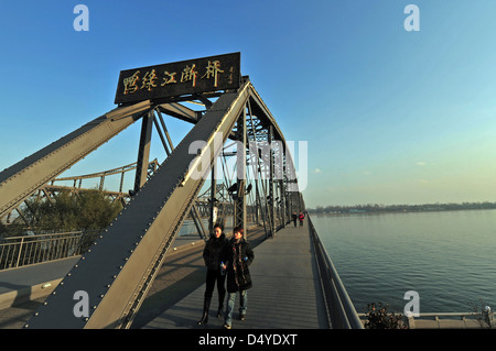 La Chine, Shanghai, le China-Korea Amitié Pont sur le fleuve Yalu. Banque D'Images