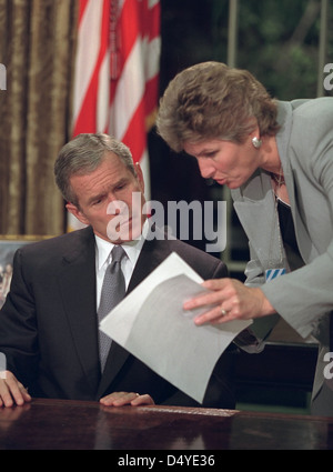 Le président George W. Bush passe en revue les notes avec Karen Hughes le mardi 11 septembre 2001, avant de s'adresser à la nation depuis le Bureau ovale. Photo de Paul Morse, avec l'aimable autorisation de la Bibliothèque présidentielle George W. Bush Banque D'Images