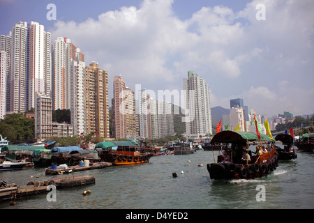 La Chine, Hong Kong. Croisière dans le port d'Aberdeen dans un sampan traditionnel. Banque D'Images