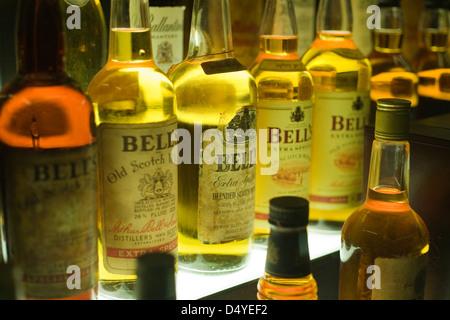 Edinburgh, Royaume-Uni, whiskies différents dans les vitrines Banque D'Images