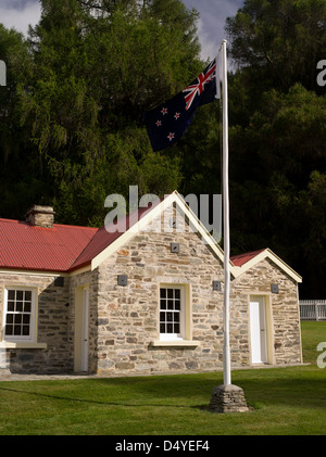 L'historique de l'école Point Skipper et soufflage NZ drapeau, près de Queenstown, Otago, Nouvelle-Zélande. Banque D'Images