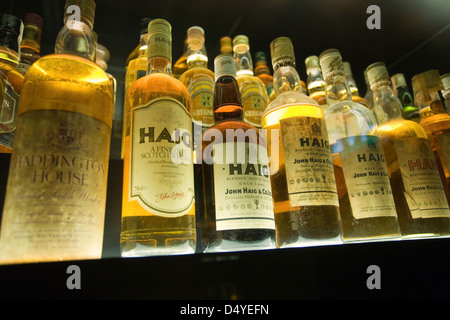 Edinburgh, Royaume-Uni, whiskies différents dans les vitrines Banque D'Images