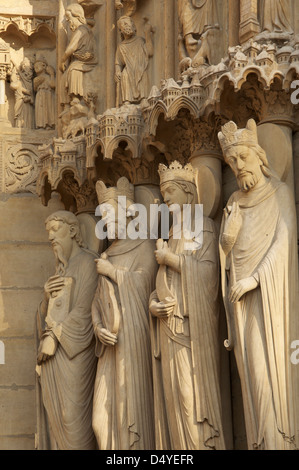 Gothique français. Statues sur la façade ouest de la cathédrale Notre-Dame. Ils représentent Saint Paul, le roi David et Bethsabée, un autre roi. Paris, France. Banque D'Images