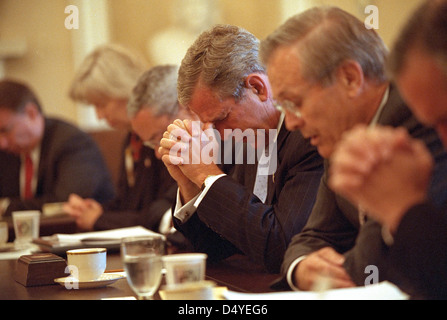 Cette photographie, prise le 14 septembre 2001, montre le président George W. Bush avec son cabinet dans la salle du cabinet de la Maison Blanche après les attentats du 11 septembre. Il capture la réponse du gouvernement américain à une période critique de l'histoire américaine. Banque D'Images