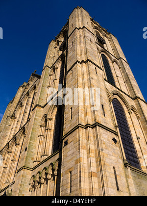 L'extérieur de la cathédrale de Ripon dans Yorkshire du Nord est une structure magnifique qui a attiré les fidèles depuis des siècles pour cette petite ville Banque D'Images