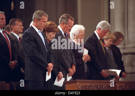 Président George W. Bush, Mme Laura Bush, ancien président George H. W. Bush, Mme Barbara Bush, ancien président Bill Clinton, sénateur Hillary Rodham Clinton, Et Chelsea Clinton, qui se démène le vendredi 14 septembre 2001, pendant la Journée nationale de prière et de souvenir à la Cathédrale nationale de Washington, D.C. photo d'Eric Draper, gracieuseté de la Bibliothèque présidentielle George W. Bush Banque D'Images