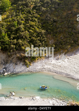 Un groupe de personnes sur la rivière Shotover radeaux dans Skipper's Canyon, près de Queenstown, Otago, Nouvelle-Zélande. Banque D'Images