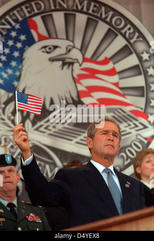 Le président George W. Bush tient un petit drapeau américain jeudi 11 octobre 2001, pendant le Service du souvenir du ministère de la Défense pour ceux qui ont perdu la vie au Pentagone le 11 septembre à Arlington, en Virginie photo de Paul Morse, gracieuseté de la Bibliothèque présidentielle George W. Bush Banque D'Images