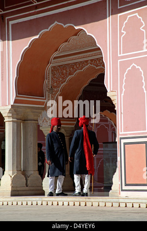 L'Inde, Jaipur. Des gardes au Chandra Mahal à Jaipur City Palace. Banque D'Images