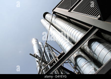 Certains tuyaux de métal industriel d'un système de ventilation. Banque D'Images