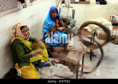 L'Inde, Jaipur. Les femmes indiennes filage de la laine pour la fabrication de tapis. Banque D'Images