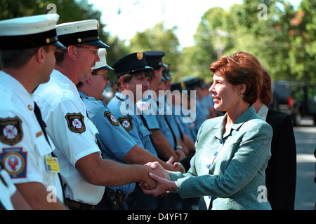Le 17 septembre 2001, MRS Laura W. Bush rencontre les pompiers et les policiers lors d'un service commémoratif pour les victimes du vol United 93 à Indian Lake Resort à Central City, Pennsylvanie. L'événement honore les premiers intervenants et les victimes de la tragédie. Banque D'Images