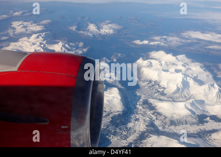 Regardant par la fenêtre de l'avion sur la neige couverts les fjords et de la côte de la norvège europe Banque D'Images