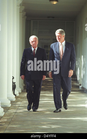 Photographie du Président William J. Clinton et du Premier Ministre d'Israël Yitzhak Rabin marchant le long de la Colonnade de la Maison Blanche, 11/12/1993 Banque D'Images