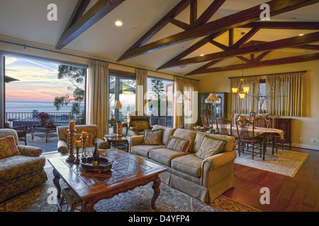 Grande chambre avec de grandes fenêtres au coucher du soleil, Laguna Beach, Californie, USA Banque D'Images