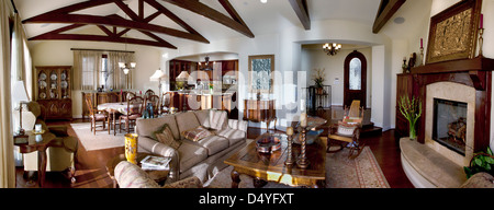 Vue panoramique tourné de grande chambre dans un foyer traditionnel, Laguna Beach, Californie, USA Banque D'Images
