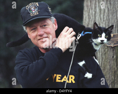 Photographie du Président William Jefferson Clinton avec chaussettes le chat perché sur l'épaule de Clinton : 12/20/1993 Banque D'Images