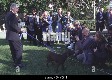 Photographie du Président William Jefferson Clinton Introduction Buddy le chien à la presse : 12/16/1997 Banque D'Images