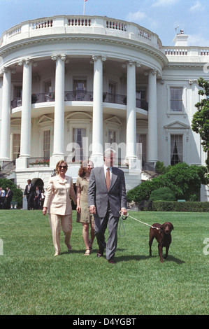 Photo du président William Jefferson Clinton, de la première dame Hillary Rodham Clinton, de Chelsea Clinton et de Buddy The Dog Walking on the South Lawn : 07/24/1998 Banque D'Images