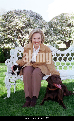 Photo de la première dame Hillary Rodham Clinton avec chaussettes le chat et chien Buddy le : 04/07/1999 Banque D'Images